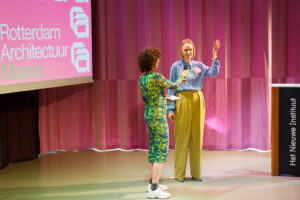 Barbara Luns en Eva van Breugel tijdens de opening van de Rotterdam Architectuur Maand '22.